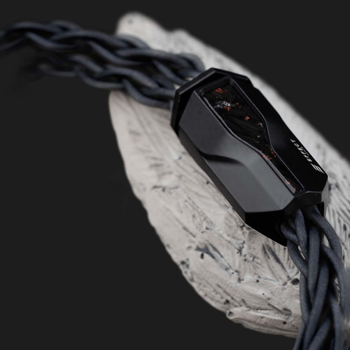 Headphone-Zone-Effect-Audio-Eros-S-2